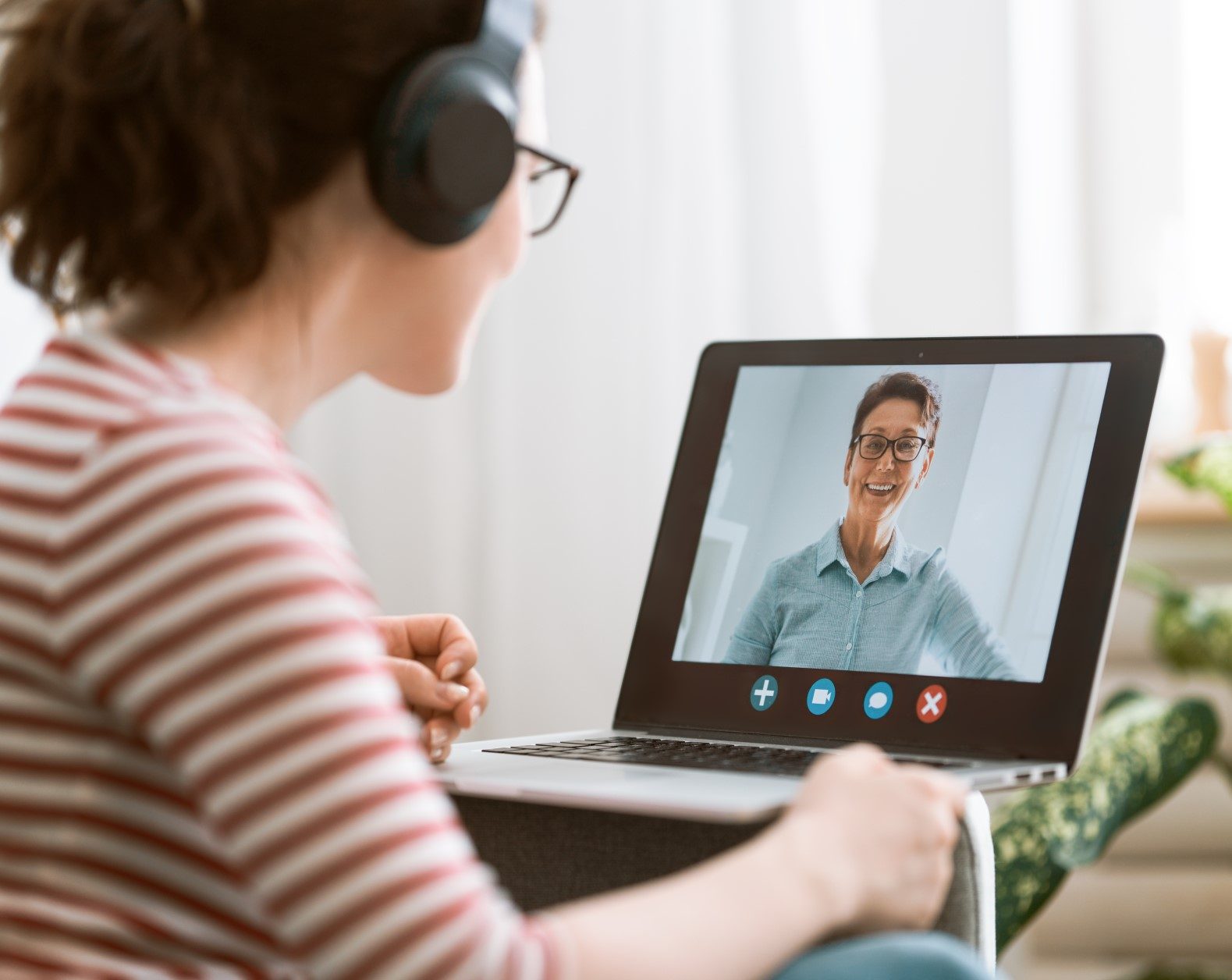 Psicóloga atendiendo una sesión virtual por videollamada